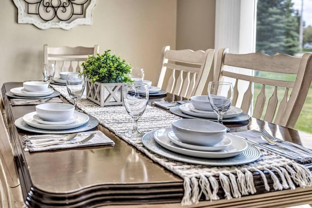 Serene 3 Bedroom Home, Nrm, Wi-Fi, Parking, Queen Bed De Pere 외부 사진